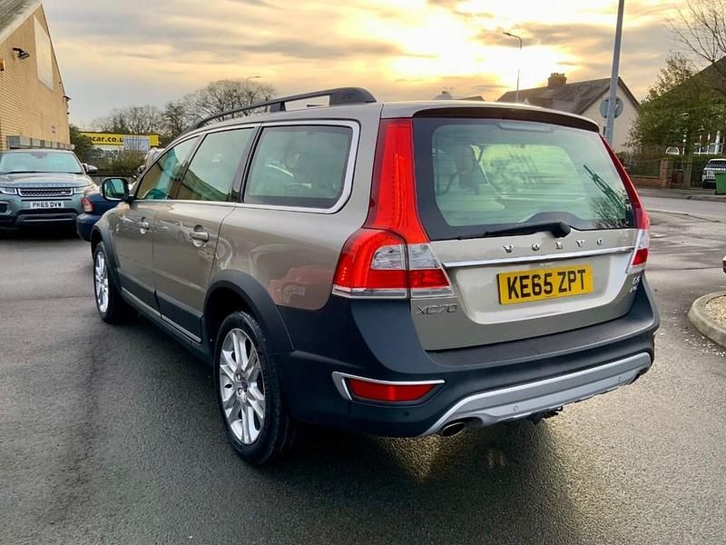 Used Volvo XC70 SE Lux 215 HP (158 kW) 2015 Gold Estate