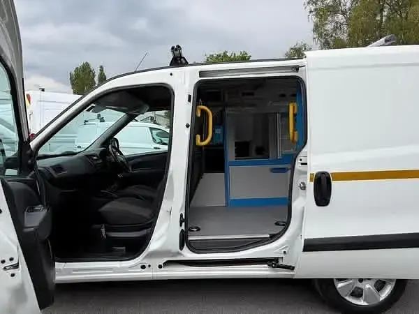 Usado Fiat Doblò 90 CV (66 kW) 2015 Blanco Monovolumen