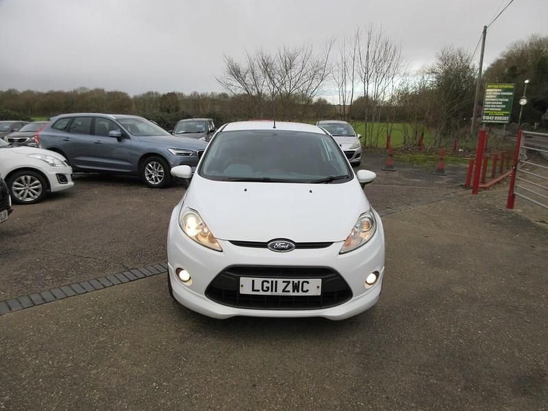 Used Ford Fiesta Zetec 95 HP (69 kW) 2011 White Hatchback