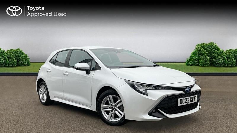 Used Toyota Corolla 122 HP (89 kW) 2022 Platinum white pearl Hatchback