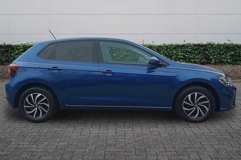 Used VW Polo Life 95 HP (69 kW) 2024 Blue Hatchback