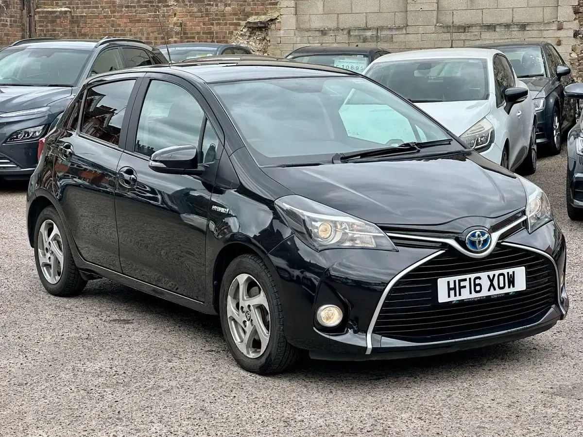 Used Toyota Yaris 101 HP (74 kW) 2016 Black Hatchback