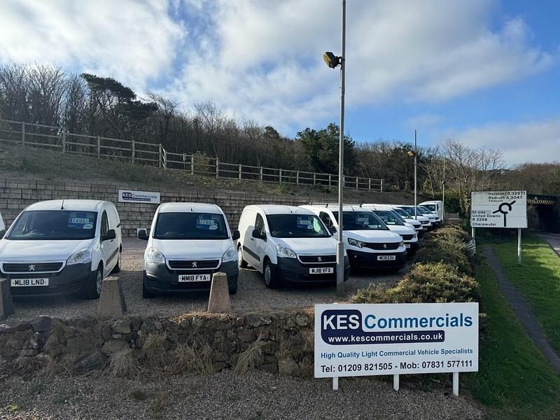 White Used 2014 Ford Ka Studio Hatchback | £4,495 (Expensive) - Image 1/2