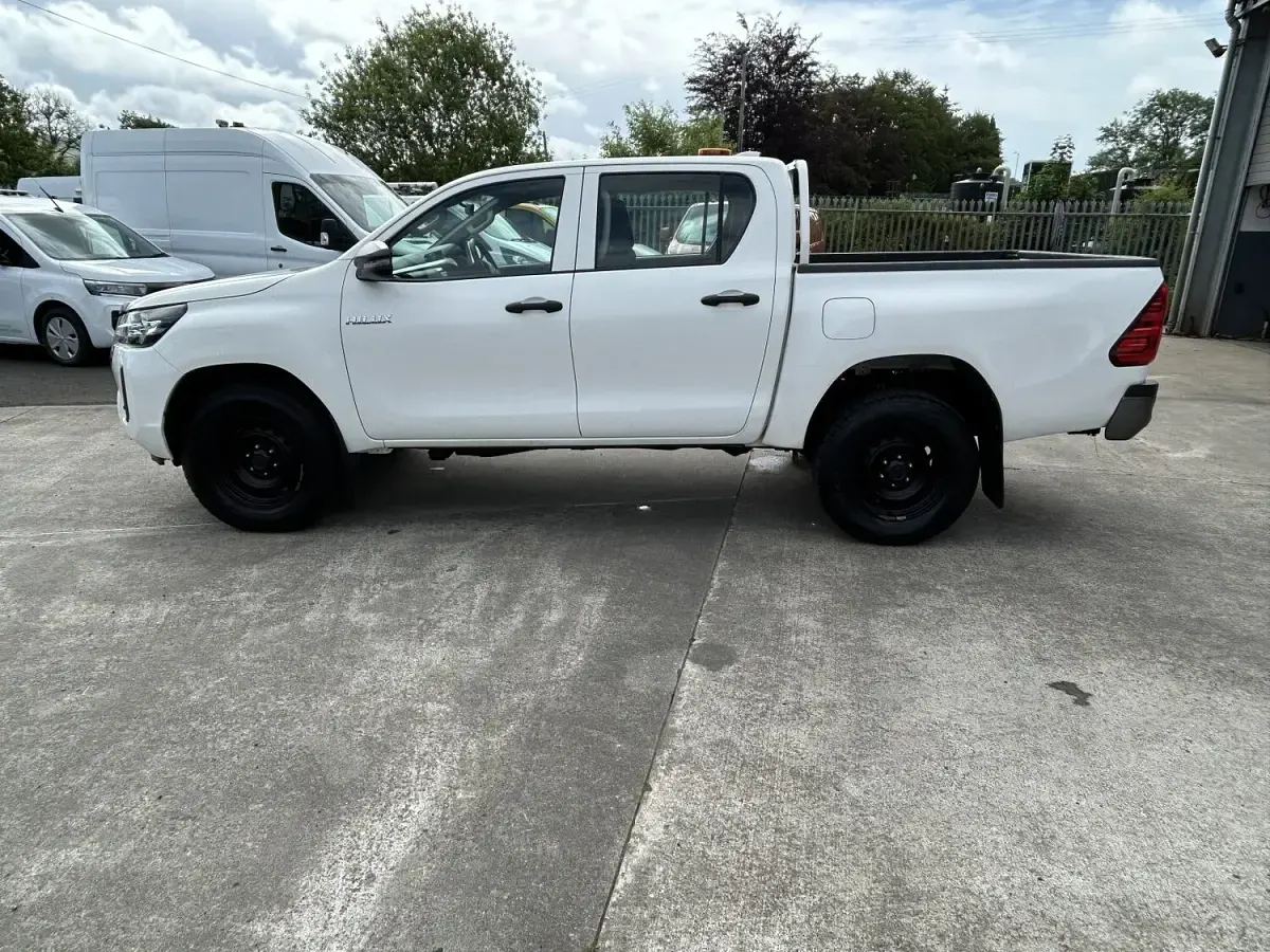 Used Toyota HiLux Active 150 HP (110 kW) 2022 White Pickup