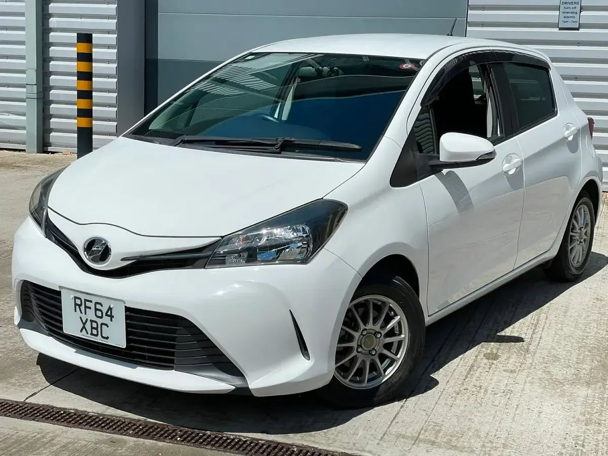 Used Toyota Yaris 99 HP (72 kW) 2014 White Hatchback