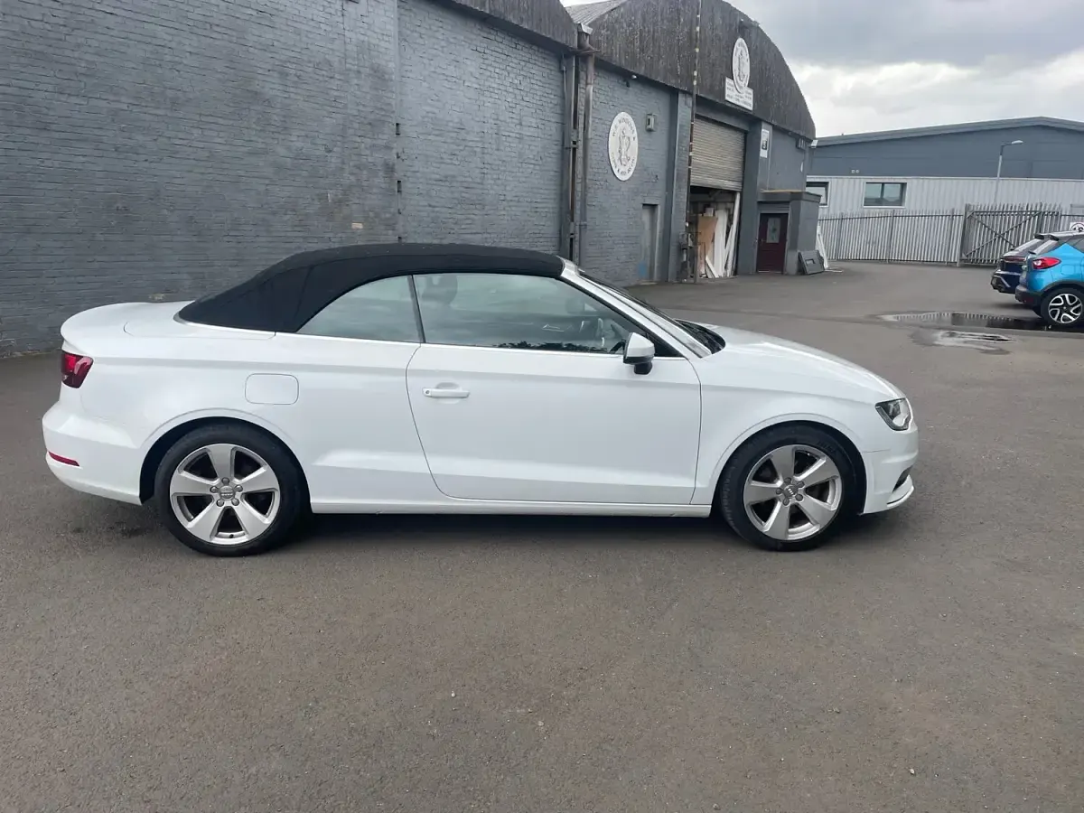 Usado Audi A3 Cabriolet Sport 110 HP (80 kW) 2015 Branco Cabrios