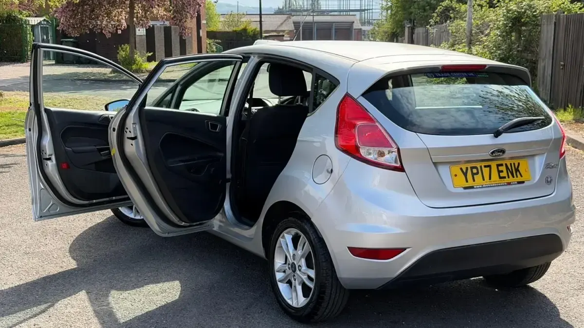 Begagnad Ford Fiesta Zetec 2017 Silver Halvkombi