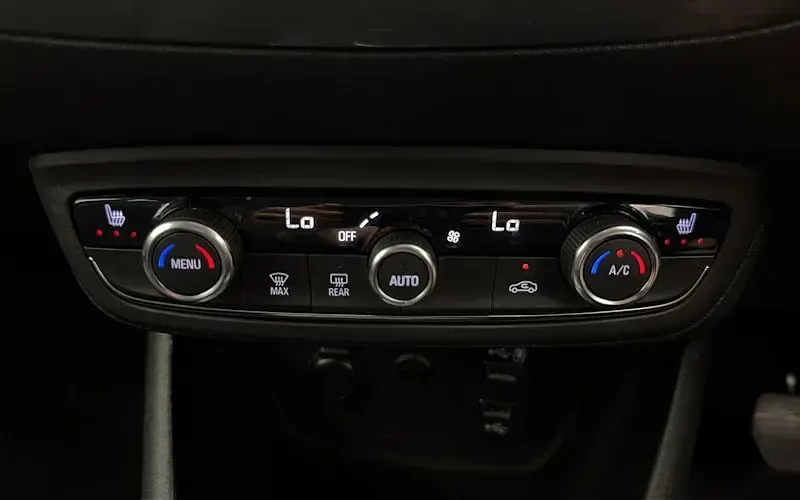 Used Vauxhall Crossland Ultimate 131 HP (96 kW) 2022 White SUV