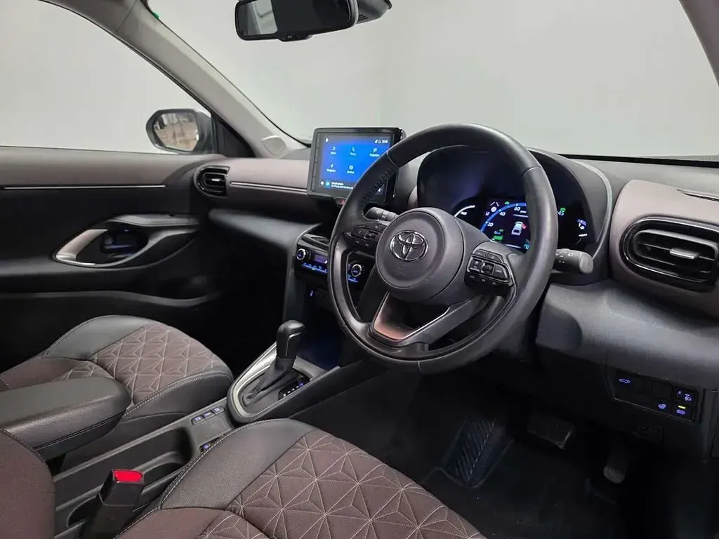 Used Toyota Yaris Cross 113 HP (83 kW) 2024 Silver SUV