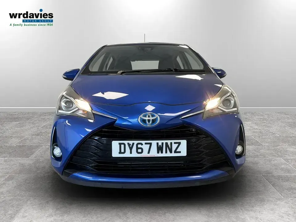 Used Toyota Yaris 100 HP (73 kW) 2017 Blue Hatchback