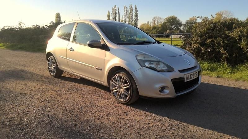 Usado Renault Clio IV Dynamique 2012 Prateado Citadino