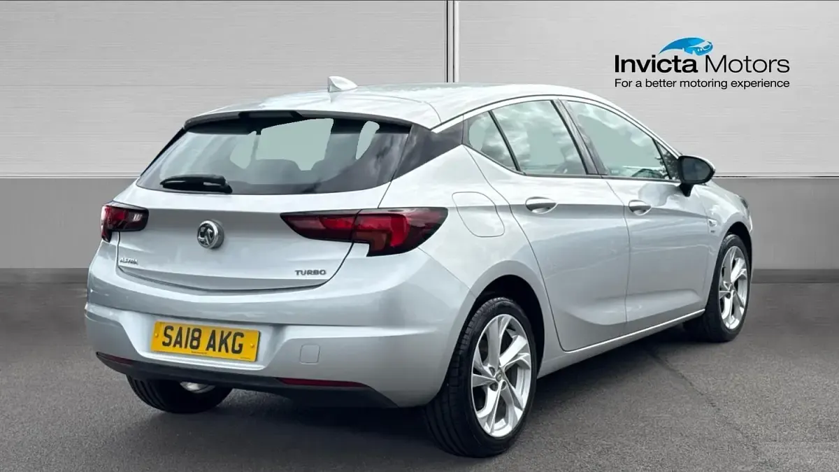 Used Vauxhall Astra SRi 150 HP (110 kW) 2018 Reflex silver metallic Hatchback