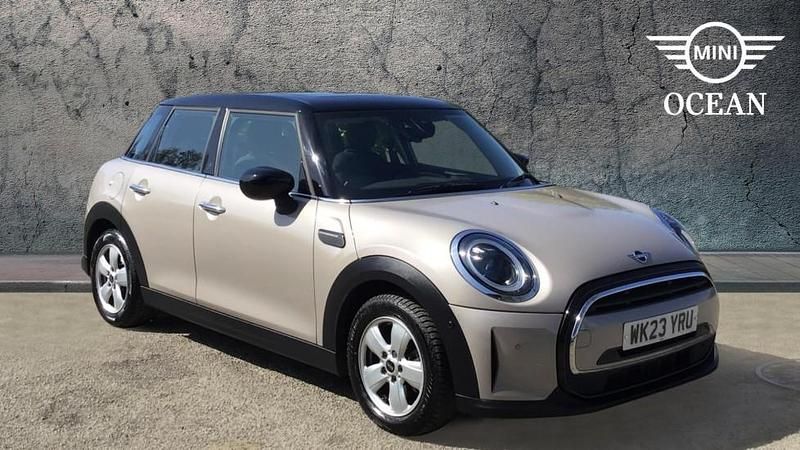 Begagnad Mini Cooper Classic 134 HK (98 kW) 2023 Grå Halvkombi