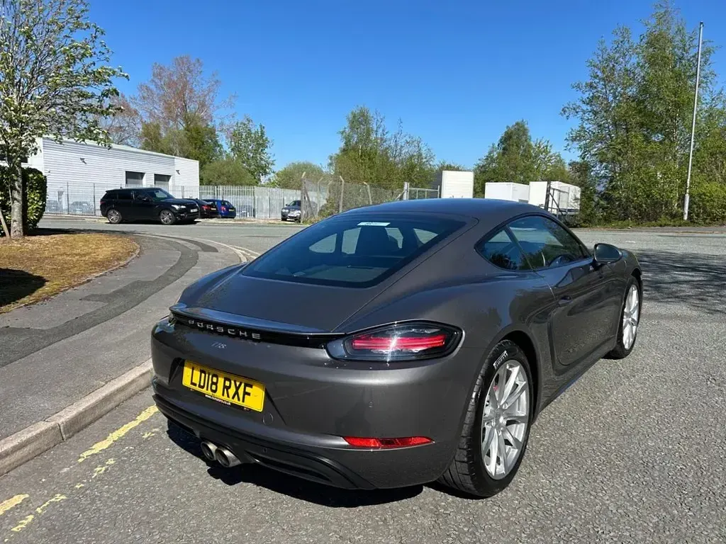 Usado Porsche 718 Cayman 350 HP (257 kW) 2018 Cinzento Coupé