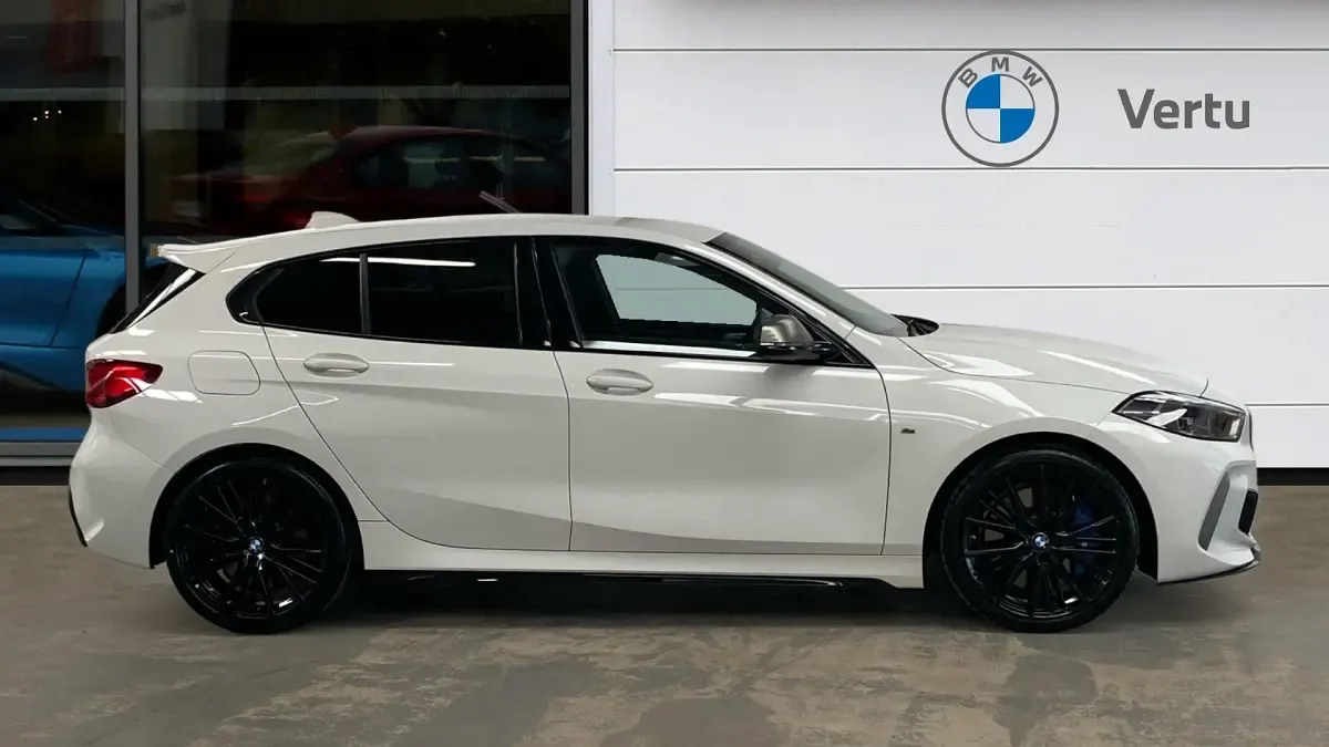 Begagnad BMW M135 Shadowline 306 HK (225 kW) 2022 Vit Halvkombi