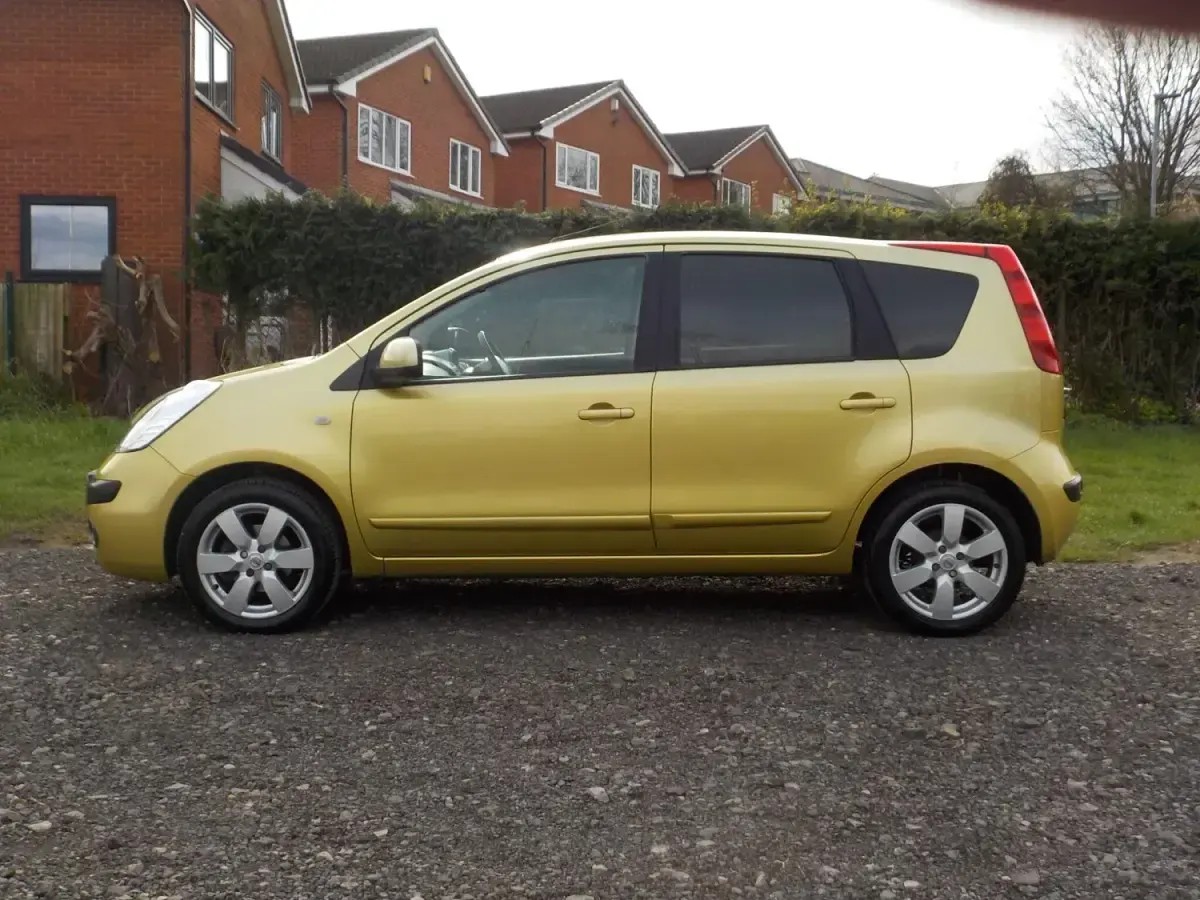 Begagnad Nissan Note 2007 Gul Halvkombi