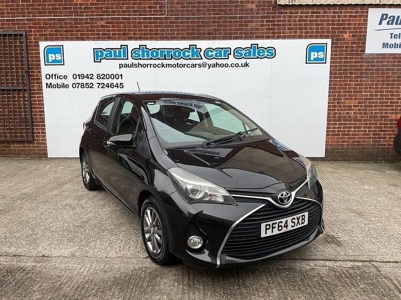 Used Toyota Yaris 99 HP (72 kW) 2015 Black Hatchback