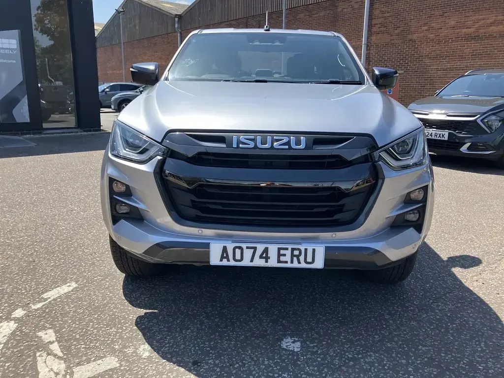 Used Isuzu D-Max 163 HP (119 kW) 2024 568 mercury silver Pickup