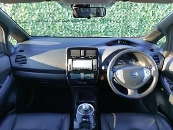 Begagnad Nissan Leaf Tekna 80 kW (109 HK) 2017 Röd Halvkombi