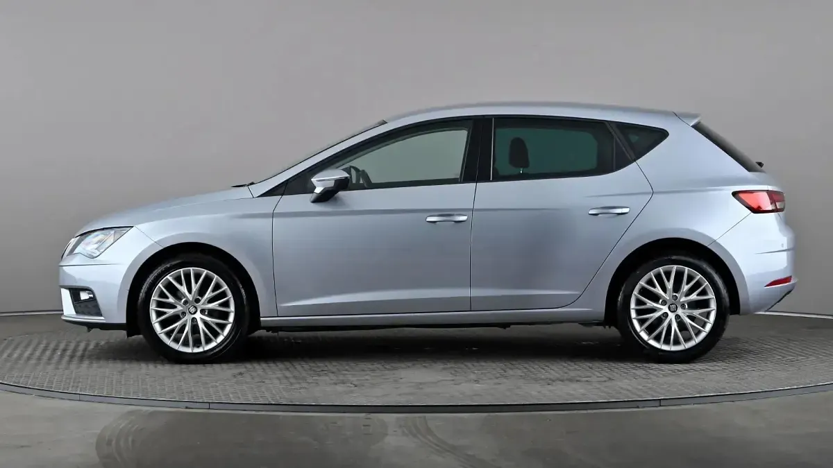 Used Seat Leon SE Dynamic 115 HP (84 kW) 2020 Silver Hatchback