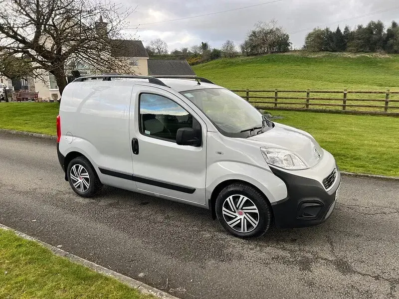 Usado Fiat Fiorino 80 HP (58 kW) 2019 Prateado Monovolume
