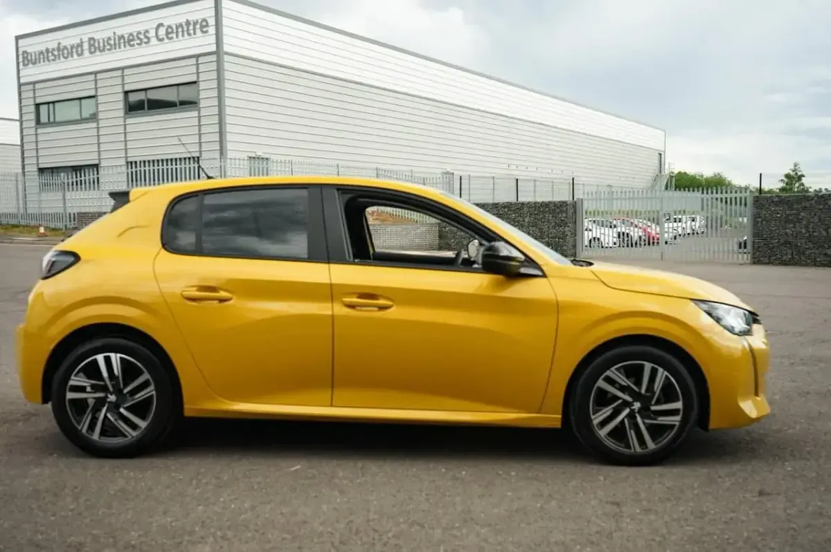 Used Peugeot 208 Active+ 74 HP (54 kW) 2023 Yellow Hatchback