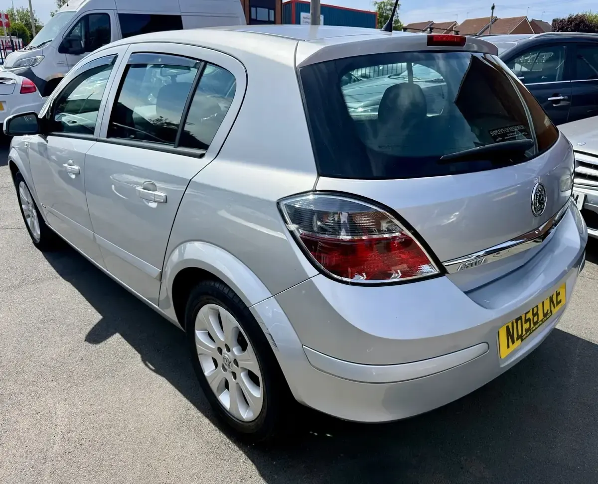 Used Vauxhall Astra 90 HP (66 kW) 2008 Silver Hatchback