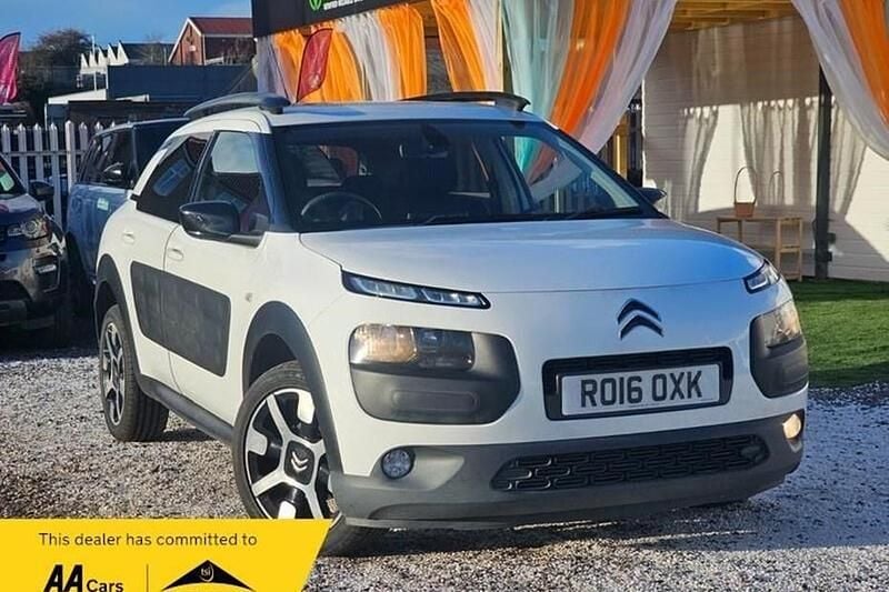 Used Citroën C4 Cactus Flair 82 HP (60 kW) 2016 White Hatchback