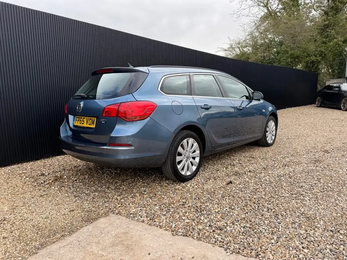 Used Vauxhall Astra S 136 HP (100 kW) 2015 Blue Estate