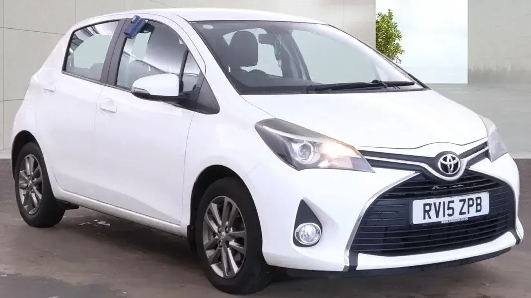 Used Toyota Yaris 99 HP (72 kW) 2015 White Hatchback