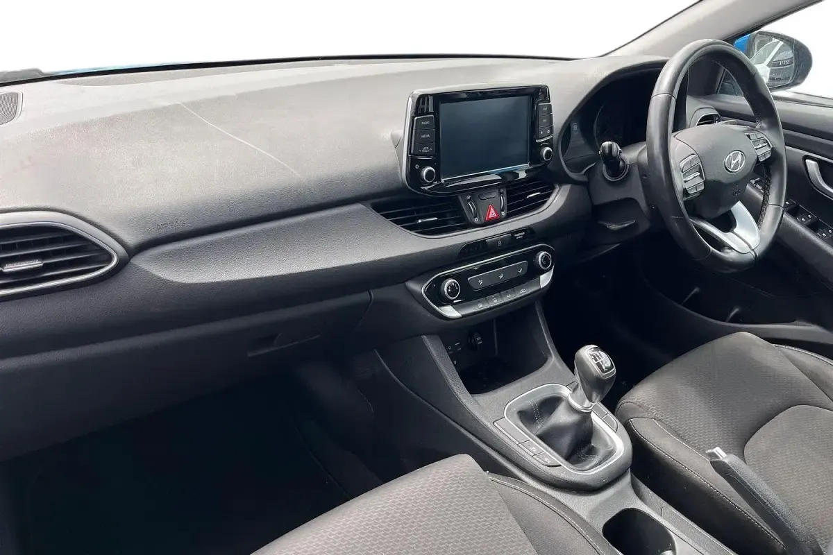 Used Hyundai i30 SE 110 HP (80 kW) 2017 Blue Estate