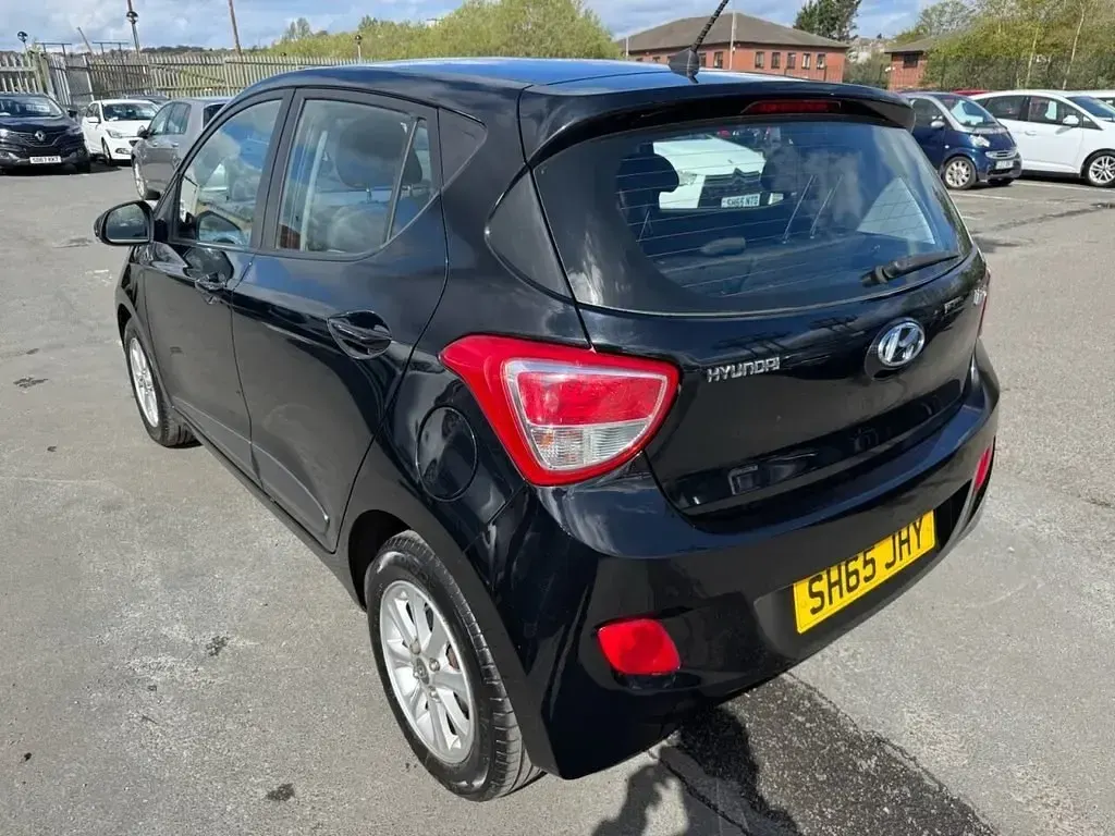 Käytetty Hyundai i10 Edition 67 HP (49 kW) 2015 Musta Viistoperä