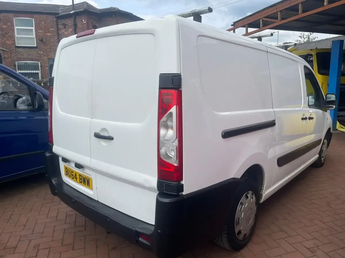 Begagnad Citroën Dispatch 125 HK (91 kW) 2014 Vit Minibuss