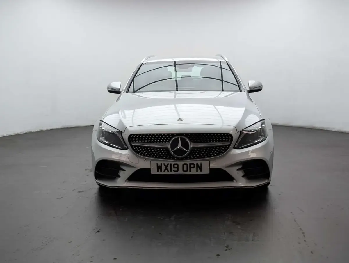 Usado Mercedes C220 AMG line 194 CV (142 kW) 2019 Plateado Familiar