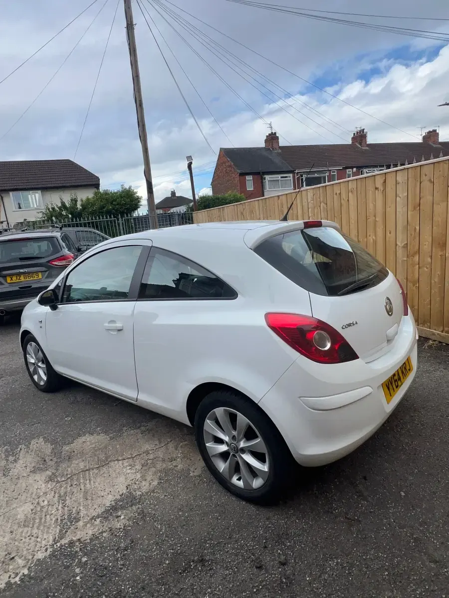 Used Vauxhall Corsa Excite 65 HP (47 kW) 2014 White Hatchback