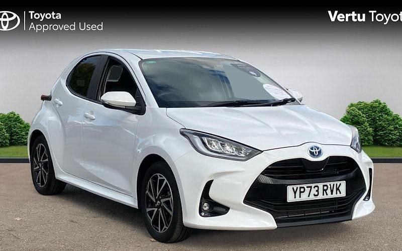 Used 2025 Toyota Yaris Hybrid Design Hatchback | £18,447 (Good price) - Image 1/4
