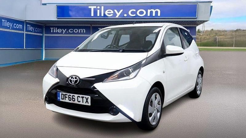 Used Toyota Aygo X-play 69 HP (50 kW) 2016 White Hatchback