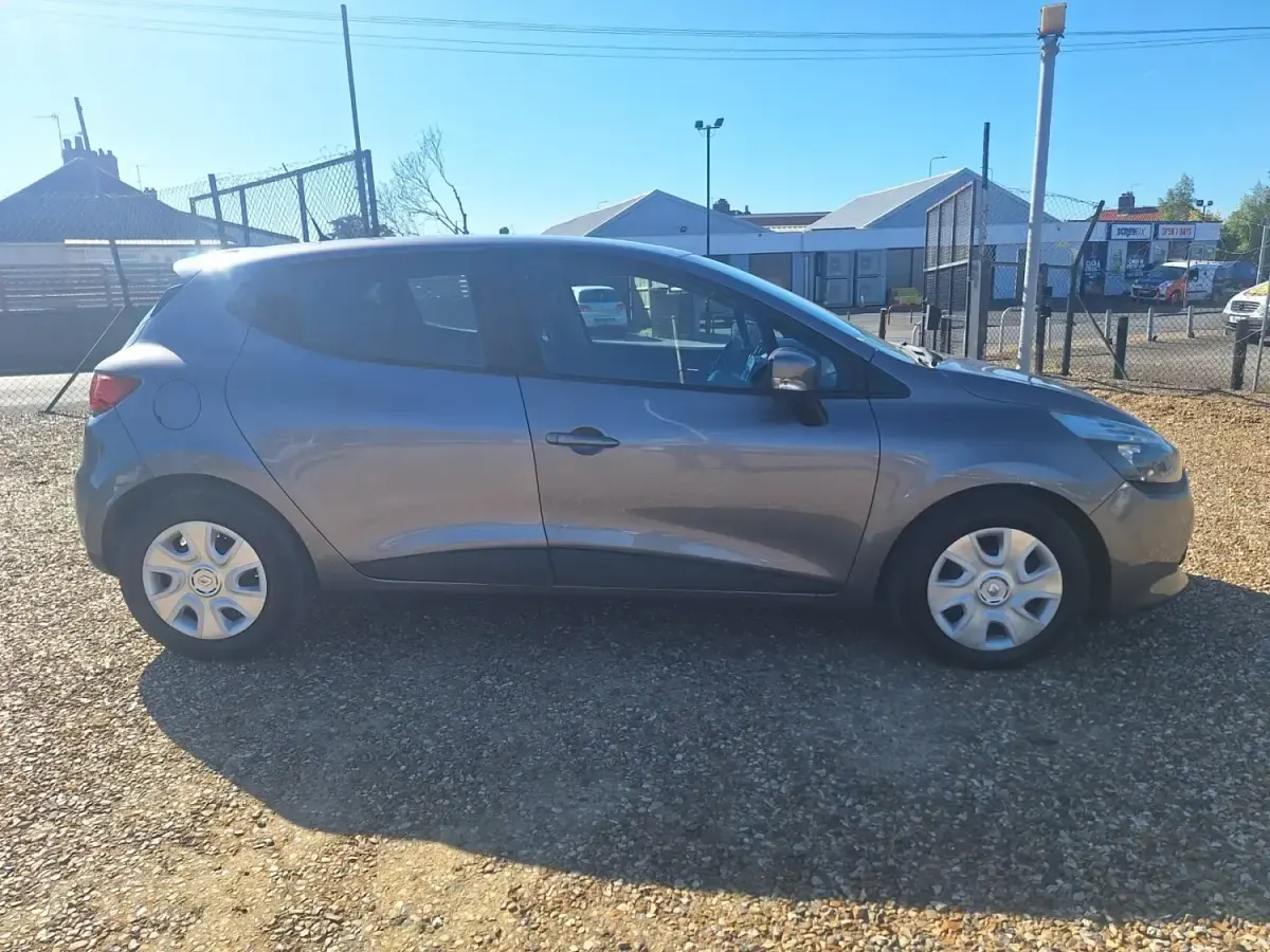 Usado Renault Clio IV Expression 75 HP (55 kW) 2013 Cinzento Citadino