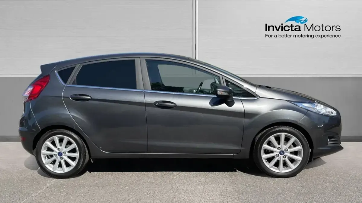 Usado Ford Fiesta Titanium 125 HP (91 kW) 2016 Cinzento Citadino