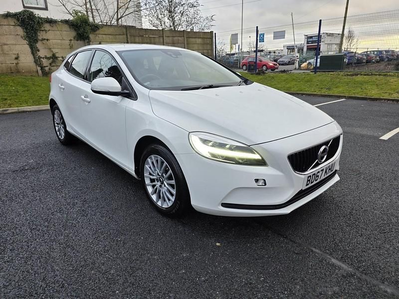 Used Volvo V40 Momentum 2018 White Hatchback