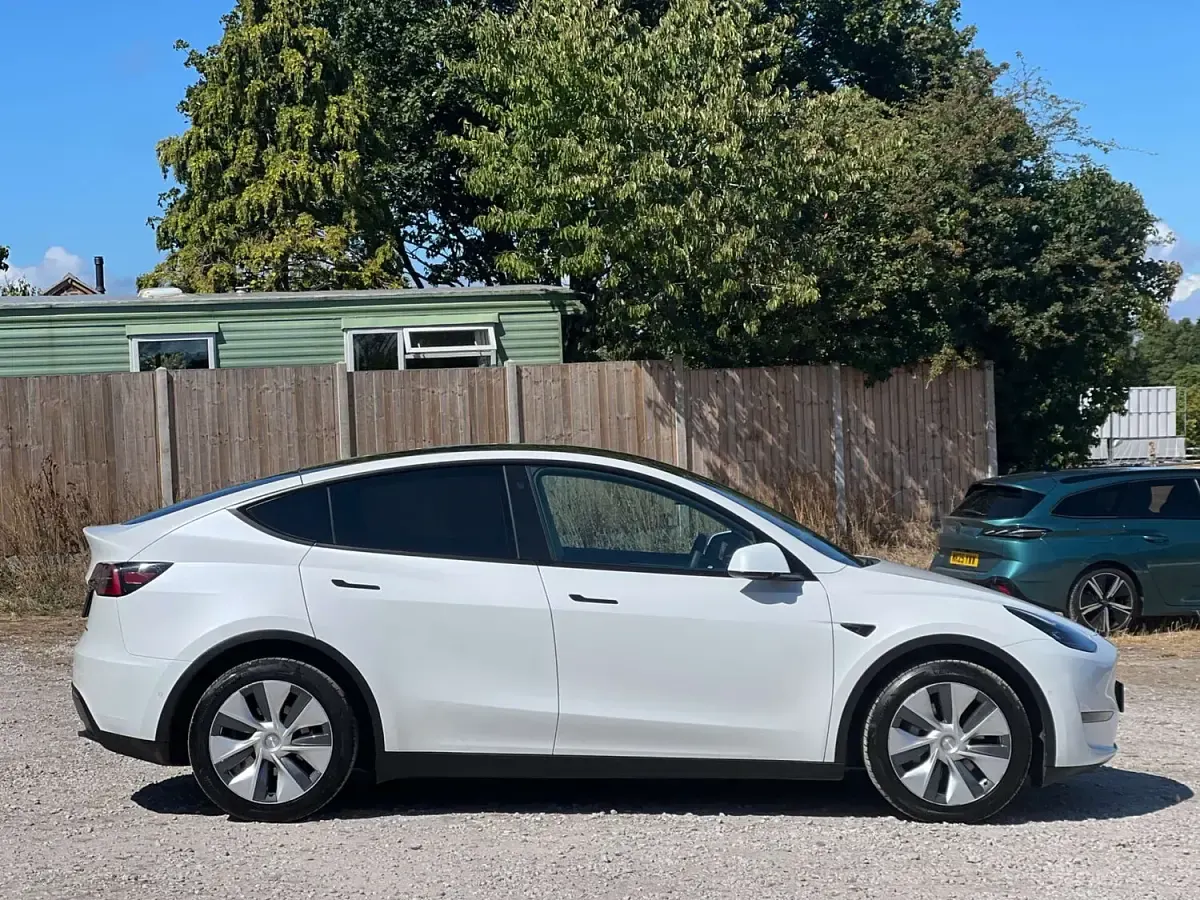 Used Tesla Model Y Long Range AWD 378 kW (514 HP) 2022 White SUV