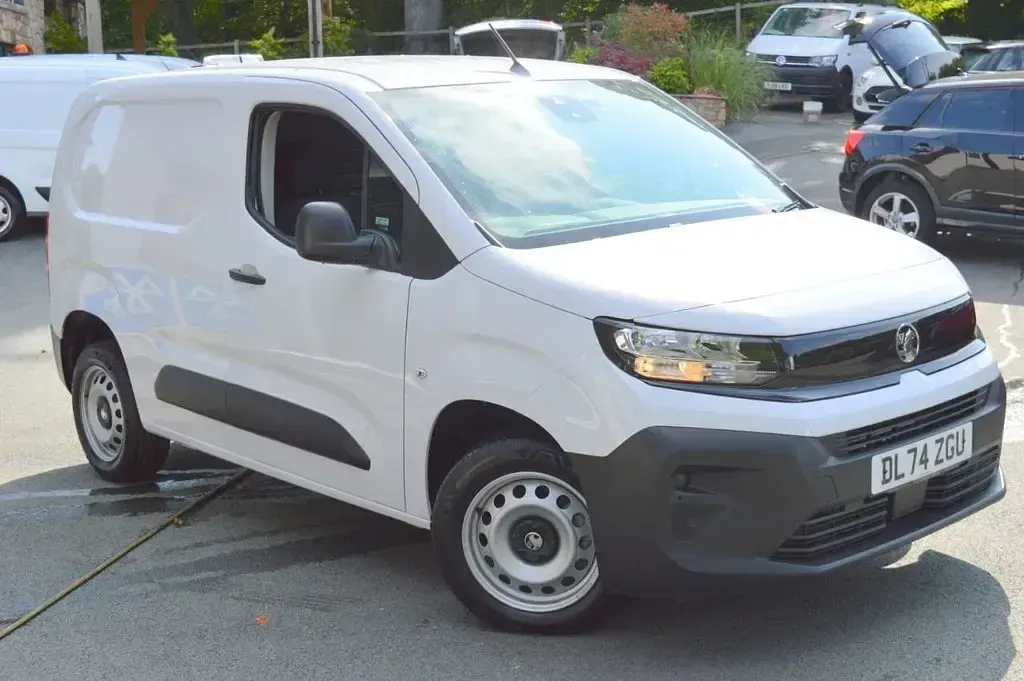 Used Vauxhall Combo S 100 HP (73 kW) 2024 White MPV