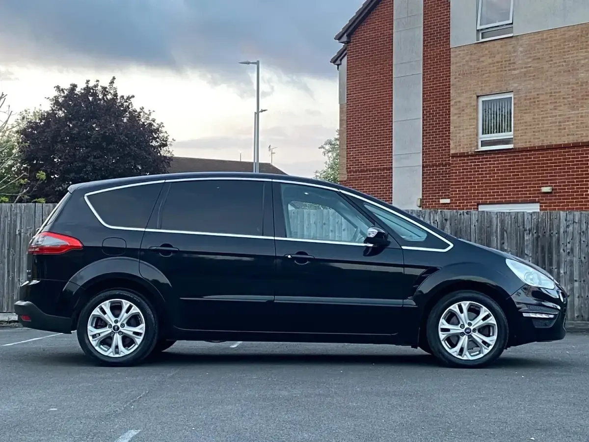 Usado Ford S-MAX Titanium 160 HP (117 kW) 2013 Preto Monovolume