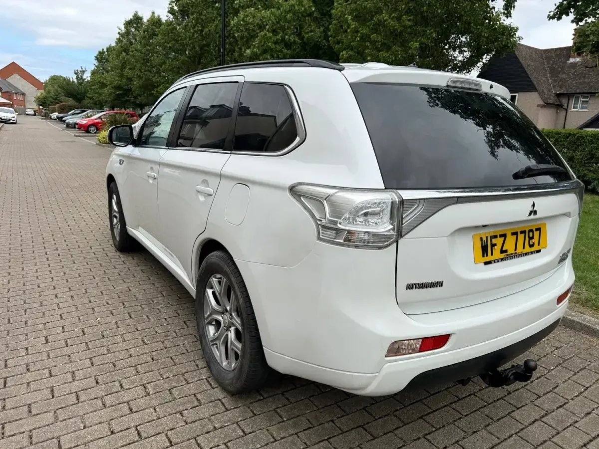 Used Mitsubishi Outlander P-HEV 2015 White Estate