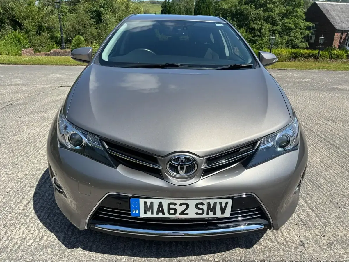 Used Toyota Auris 132 HP (97 kW) 2013 Bronze Hatchback