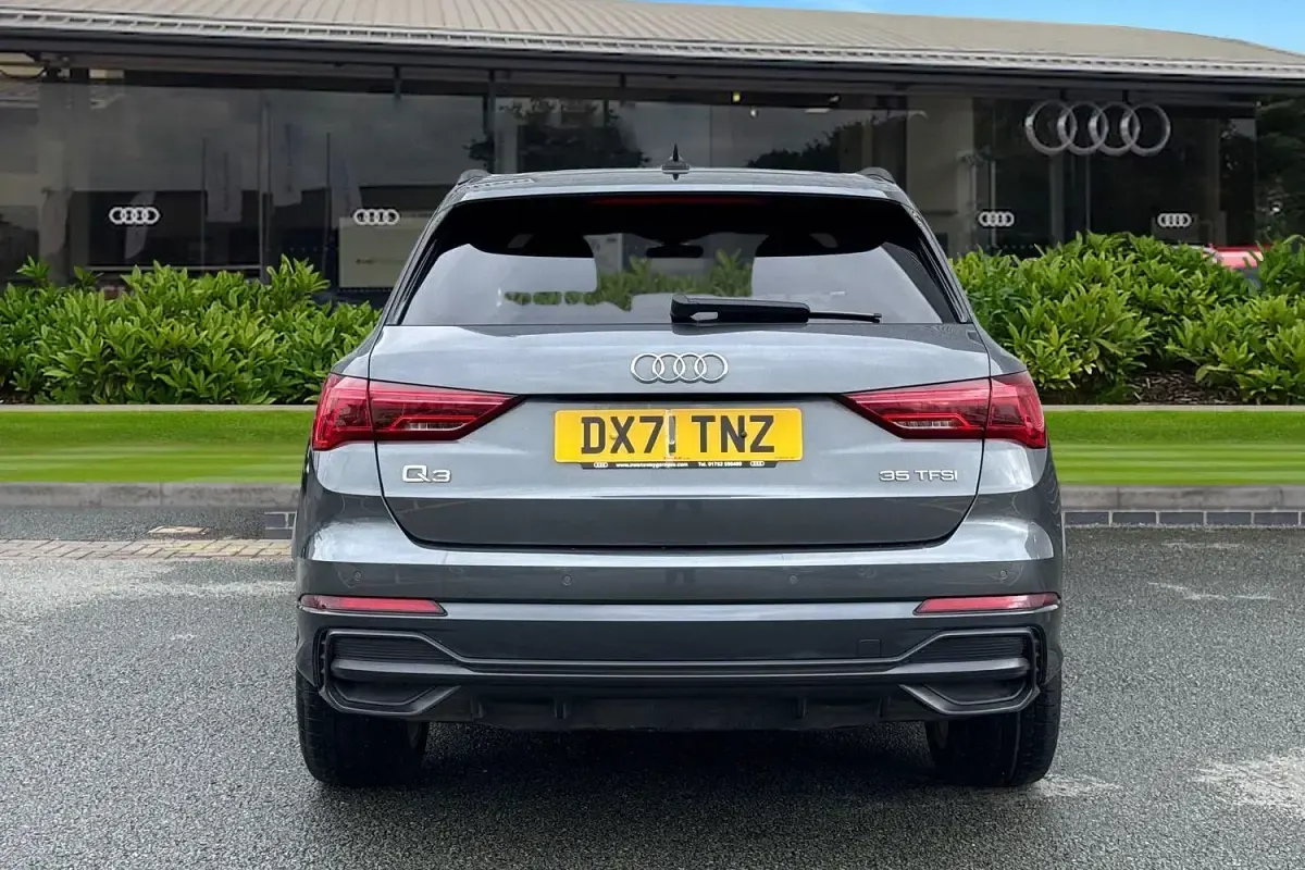 Begagnad Audi Q3 Black Edition 150 HK (110 kW) 2021 Grå SUV