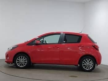 Used Toyota Yaris 99 HP (72 kW) 2016 Red Hatchback