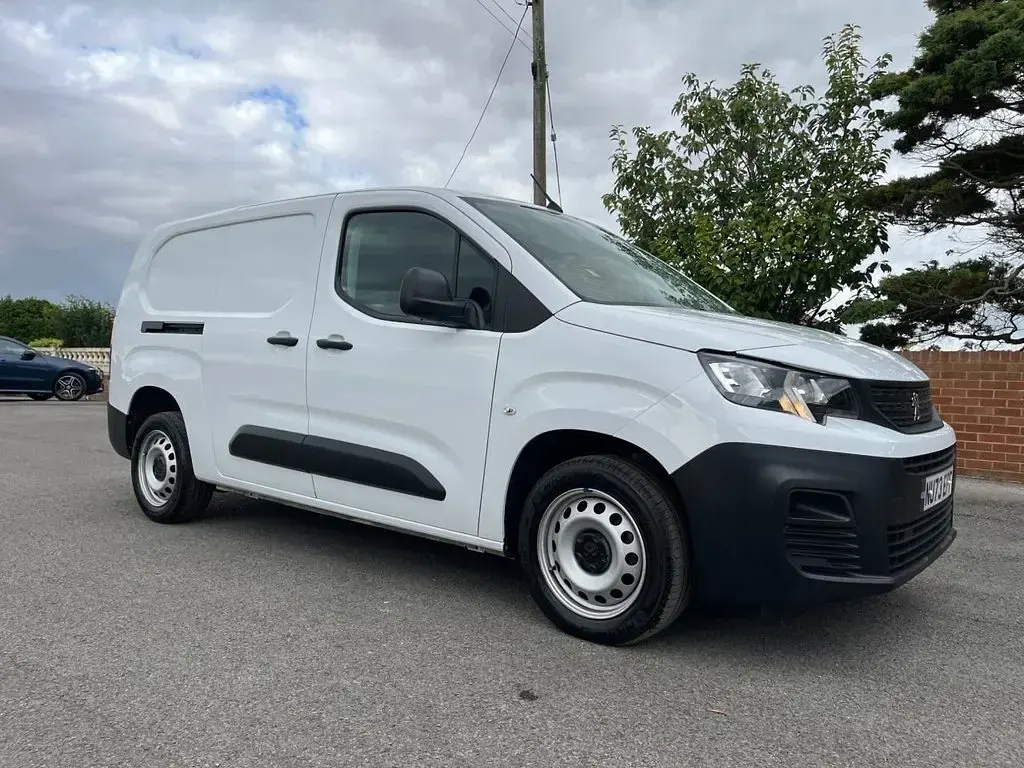 Used Peugeot Partner Premium 101 HP (74 kW) 2023 White MPV