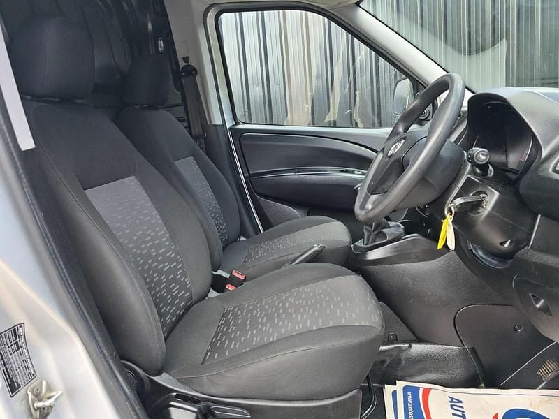 Begagnad Vauxhall Combo S 95 HK (69 kW) 2017 Silver Minibuss