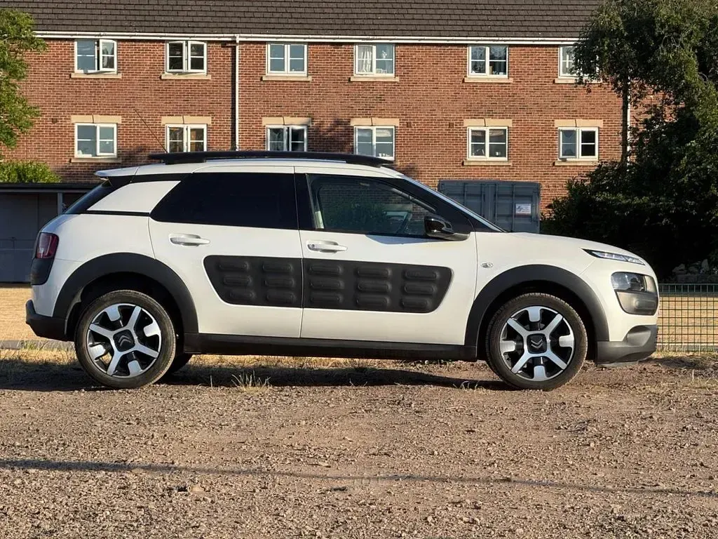 Used Citroën C4 Cactus Flair 82 HP (60 kW) 2018 White Hatchback